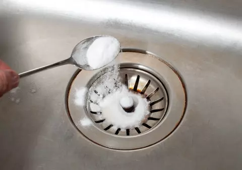 Cum să desfunzi chiuveta și cada cu bicarbonat de sodiu și oțet. Trucul rapid și ieftin