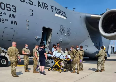 Fetița afgană născută într-un avion american a fost botezată după numele de cod al aparatului