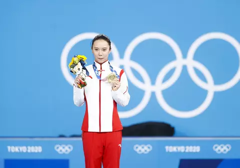O gimnastă din China susține că medalia de aur de la Tokyo i s-a cojit. Reacția Comitetului Olimpic