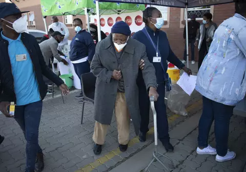 O nouă variantă COVID, descoperită în Africa de Sud. Ce se știe până acum despre ea