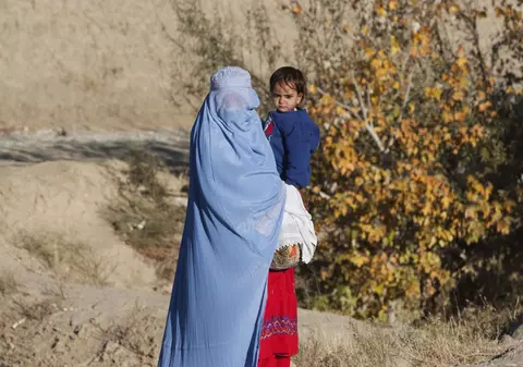 Purtătorul de cuvânt al talibanilor: Vălul, obligatoriu, dar nu şi burqa