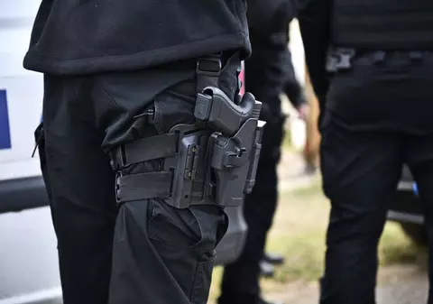 O polițistă din București, anchetată după ce și-a uitat arma în toaleta unei benzinării. Unde a fost găsit pistolul