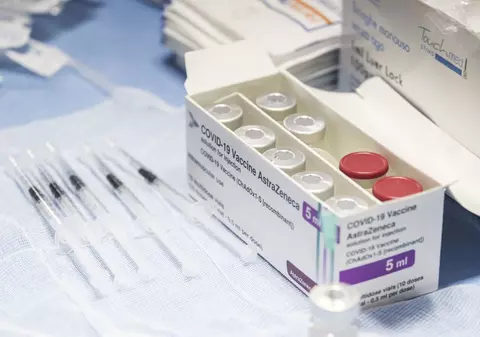 O inflamaţie rară a măduvei spinării, adăugată pe lista posibilelor efecte adverse ale vaccinului AstraZeneca