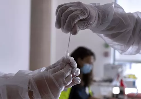 Surse: Statul va plăti testele angajaților nevaccinați. Detalii din proiectul ministrului Rafila privind certificatul COVID