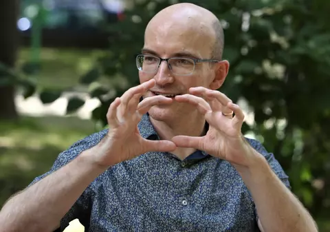 Interviu cu Cătălin Frâncu, fondatorul Dexonline: „Știința e foarte smerită, în timp ce religia este foarte trufașă. Spune: «noi știm, ăsta este adevărul»”