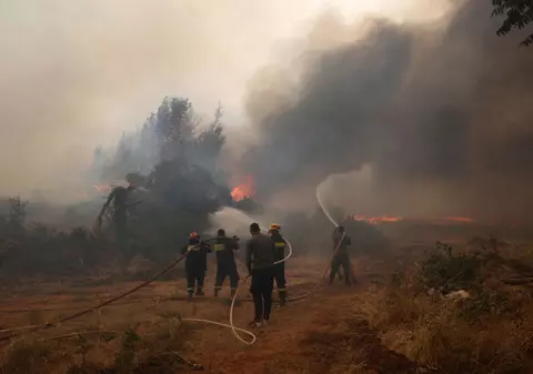 Pompierii români au plecat în Grecia, să ajute țara în lupta cu incendiile. „Plecăm 108, vrem să ne întoarcem 108”