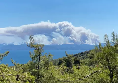 Imagini cu insula Evia ca un vulcan sub fum, surprinse de un turist român