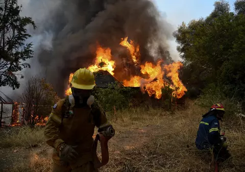 Incendii devastatoare în Grecia: Case arse, răniți, sate evacuate. Stațiunea Loggos, evacuată sâmbătă seară