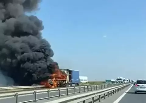 Un TIR a luat foc pe autostrada A1. Traficul pe sensul Bucureşti - Piteşti este restricționat