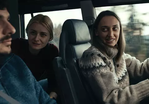 Un film de cinci stele. „Întregalde ” - povestea clasei de mijloc plecate să salveze lumea