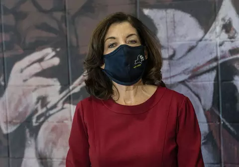 New York are, în premieră, o femeie guvernator. I-a luat locul lui Andrew Cuomo, acuzat de hărțuiri sexuale