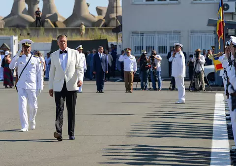 Ținuta lui Klaus Iohannis la Ziua Marinei, motiv de glume pe rețelele de socializare