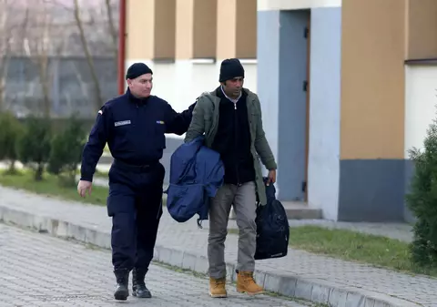 Aproape 20 de migranţi din Afganistan şi Nepal, găsiți ascunşi în TIR-uri la frontiera cu Ungaria