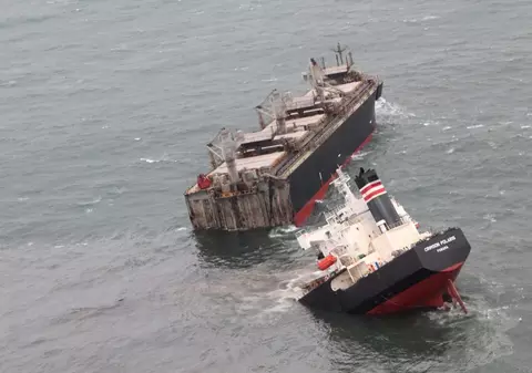 O navă sub pavilion panamez a eșuat și s-a rupt în două în apropiere de Japonia