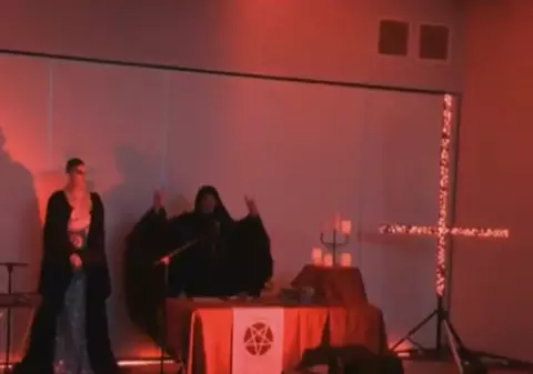 „Hail, Satan”. Televiziunea de stat din Australia a difuzat imagini cu un ritual satanist în timpul știrilor
