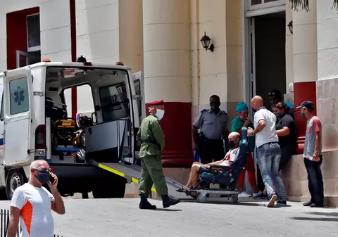 „Nu avem medicamente”. În Cuba, un val covârșitor de COVID pune presiune enormă pe spitale