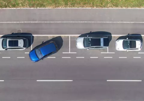Cum faci o parcare laterală perfectă cu spatele, în 10 pași simpli - VIDEO
