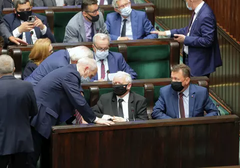 Guvernul Poloniei câștigă în mod dramatic un prim vot pe legea media criticată în țară și la Washington