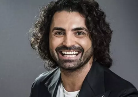 Ipostaza în care Pepe și iubita Yasmine au fost pozați la plajă. Cântărețul petrece vacanța la Cannes