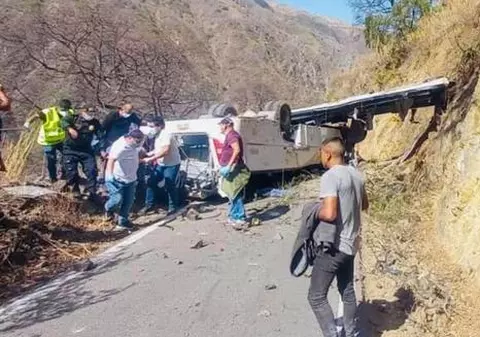 Cel puțin 16 persoane au murit în Peru, după ce un autobuz s-a prăbușit într-o prăpastie