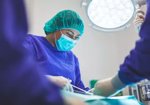 Tot ce trebuie să știi despre bonetele și capelinele medicale