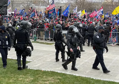 Un polițist care a apărat Capitoliul la asaltul susținătorilor lui Trump s-a sinucis. Ar fi fost amenințat după mărturia în procesul violențelor