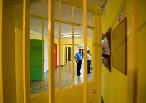 Femeia din Dej care și-a lăsat copilul să moară mâncat de viermi, condamnată la peste 18 ani de închisoare