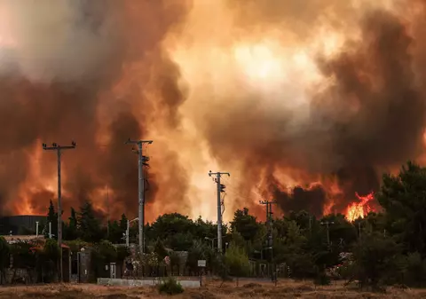 Atena, sub amenințarea incendiilor. Premier: „Canicula a transformat țara într-un butoi cu pulbere”