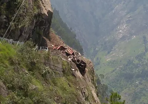 Zeci de oameni, îngropați de vii după ce o autostradă din India a fost „înghițită” de o alunecare de teren