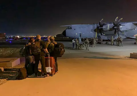 Sunt în Dubai. Mai mulți români de pe aeroportul din Kabul au fost evacuați luni noapte cu avioane ale armatelor US și UK