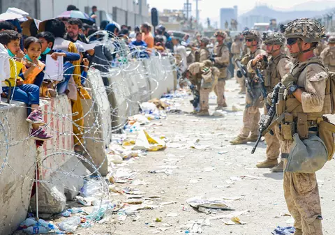 Scene dramatice în apropierea aeroportului din Kabul. Şapte oameni au murit încercând să fugă din țară