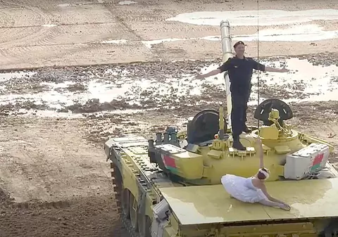 Balet pe tancuri, în Rusia, la Jocurile Armatei. „Lacul lebedelor”, pus în scenă de artiști de la Baletul Imperial