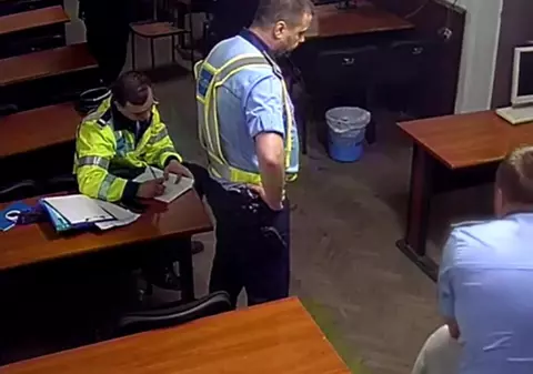 Doi dintre polițiștii Secției 16 acuzați că au torturat doi bărbați justifică tăcerea în fața violenței șefului lor: „Dispozițiile date de superiori nu se comentează”