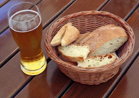 Bere din pâine și pâine din bere. Cum au reușit niște antreprenori din Belgia să reducă risipa alimentară