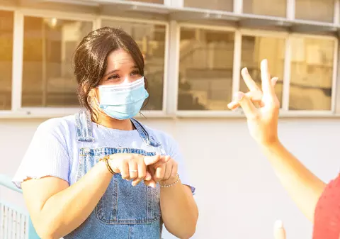 Sub 1% dintre copiii surzi iau bacalaureatul. „Sunt tineri care au dat de patru-cinci ori până au reușit”. Profesorii lor cer subiecte adaptate