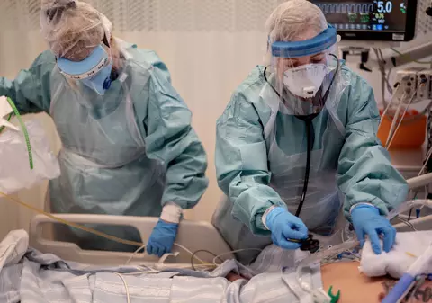 Medic ATI din Sibiu: Cel mai greu este să intubezi un pacient şi apoi să iei legătura cu familia