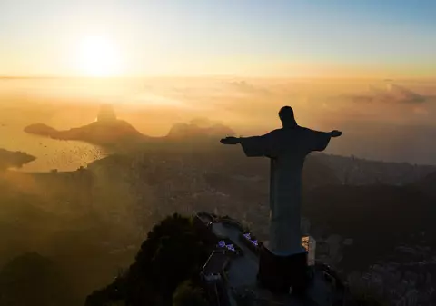 Doi francezi, arestați după ce au escaladat celebra statuie Hristos Mântuitorul din Rio de Janeiro