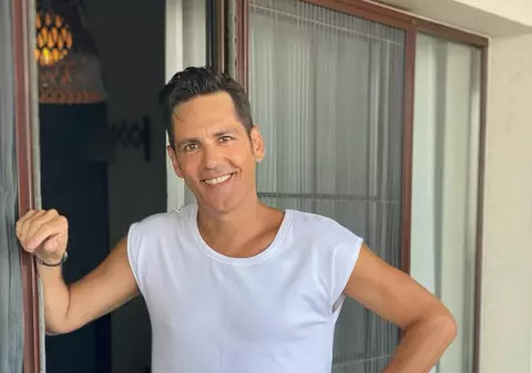 FOTO | Ștefan Bănică jr, surprins pe litoralul bulgăresc. Cum se relaxează în concediu cântărețul