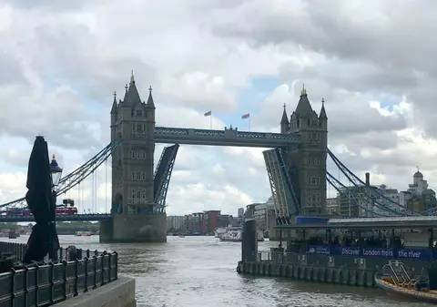 Podul Tower Bridge din Londra, blocat pentru a doua oară într-un an