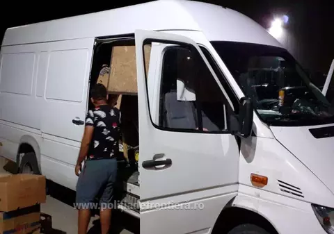 Dubă condusă de un buzoian, urmărită de polițiști după ce a forțat intrarea în țară și era să calce un agent