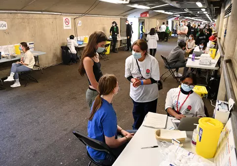 Marea Britanie oferă tinerilor reduceri la mâncare și taxi pentru a-i convinge să se vaccineze