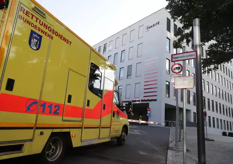 O persoană a murit și 13 au fost rănite, după ce un camion a intrat într-un autobuz în Germania