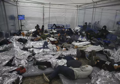 Mii de migranți minori, captivi în facilitățile poliției de frontieră americane