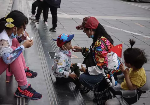 China va permite cuplurilor căsătorite să aibă trei copii. Motivul pentru care a fost schimbată legea