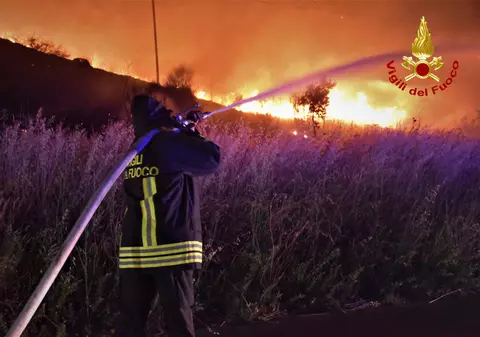 Italia, lovită de inundații în nord și de incendii în sud