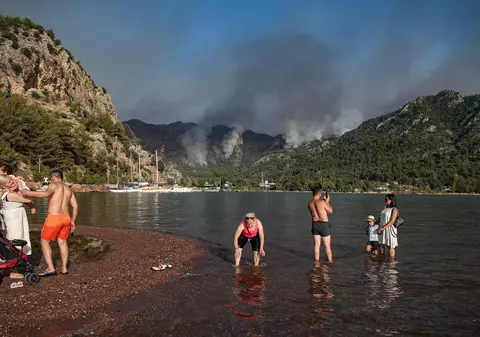 Turiști evacuați cu bărci și iahturi din stațiunile turce. „Cum a apărut acest foc atât de repede, în cinci minute?”