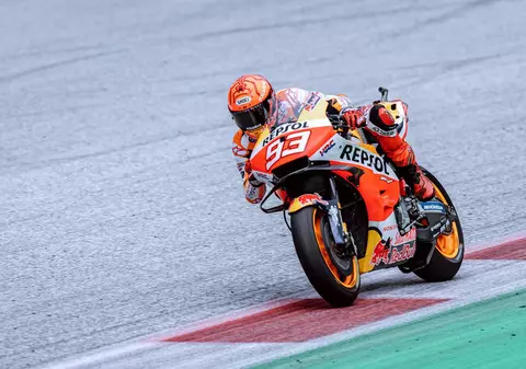 Momentul în care pilotul Marc Marquez cade de pe motocicletă la 274 kilometri / oră