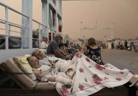 „Pare un film horror, dar e realitatea”. Mii de oameni au fugit cu feriboturile din calea flăcărilor din insula grecească Evia