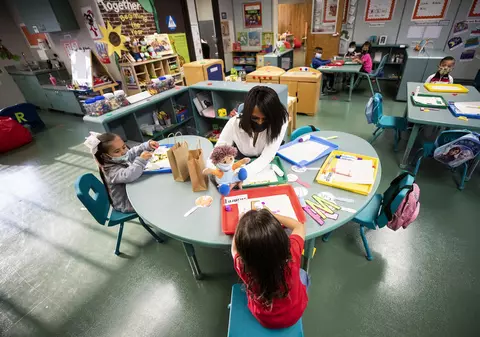 Un învățător nevaccinat și care nu purta mască la ore a contagiat 18 elevi cu COVID-19 în California