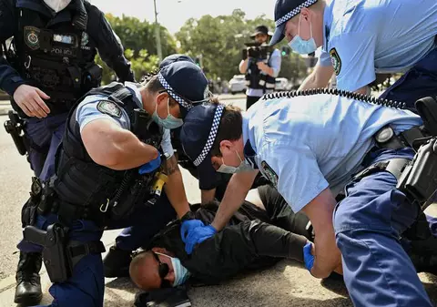 Ciocniri între manifestanți și polițiști, la protestul față de carantină, la Melbourne. Peste 200 de arestări